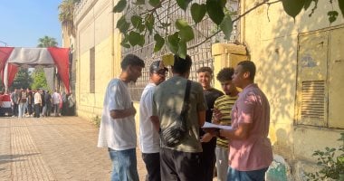 قبل بدء الامتحان.. طلاب الثانوية العامة يواصلون مراجعة الكيمياء والجغرافيا أمام اللجان