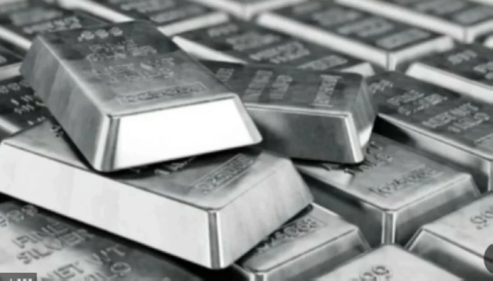 بعد انخفاض الذهب 1%.. الفضة تتراجع إلى 75.64 دولار