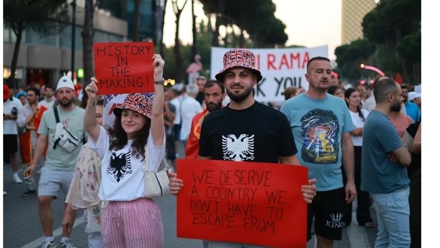 "ثورة الفلامنغو".. احتجاجات في ألبانيا ضد مشروع مرتبط بصهر ترامب