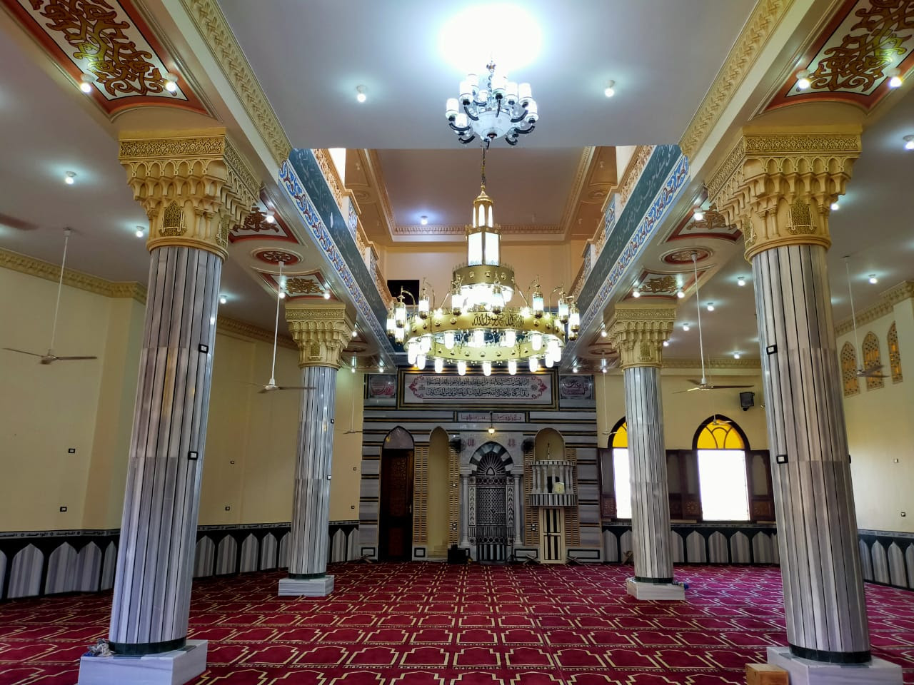 هل يجوز الصلاة في مسجد منزل لغير المسلمين؟