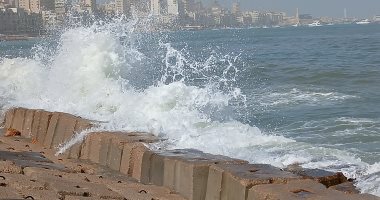 جو الإسكندرية قلب.. رياح شديدة محملة بالأتربة وارتفاع مفاجئ للأمواج