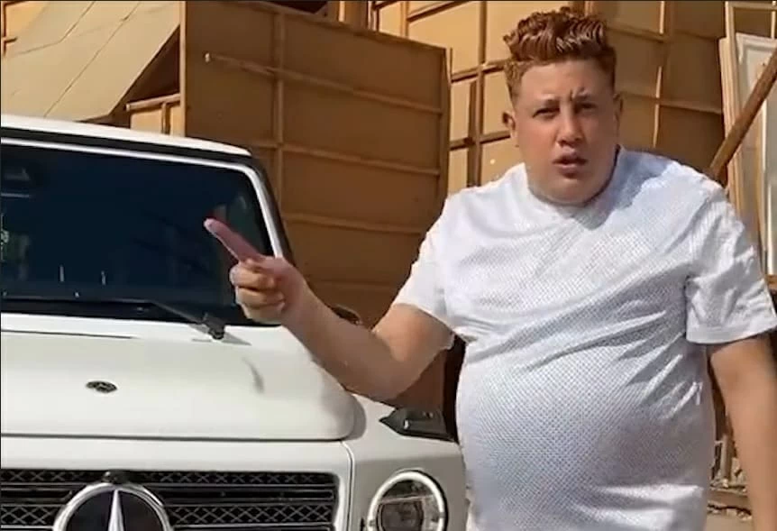 سرق «السجاد» ولم يدفع الإيجار.. طبيب يتهم فناناً مصرياً بالسرقة