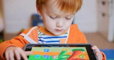 هل تؤثر الرسوم المتحركة السريعة على عقل طفلك؟ ماذا يقول الخبراء