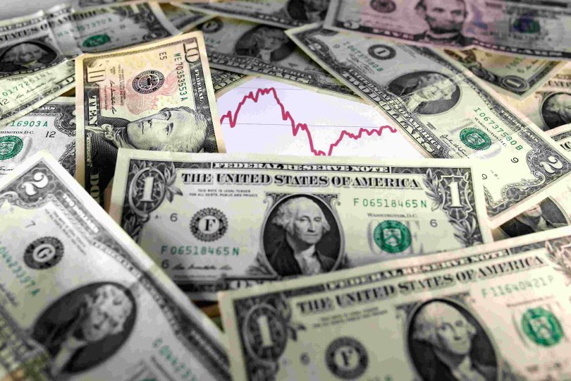 الدولار يتراجع مع تحول البنوك المركزية للتشديد النقدي وسط صدمة أسعار النفط
