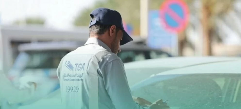 إيقاف سائق توصيل ومساءلة الشركة المشغلة بسبب النظافة والاشتراطات