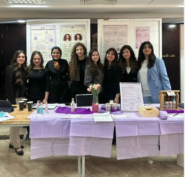 كلية الصيدلة والعلوم الطبية في جامعة البترا تنظم معرض مشاريع التركيبات الصيدلانية