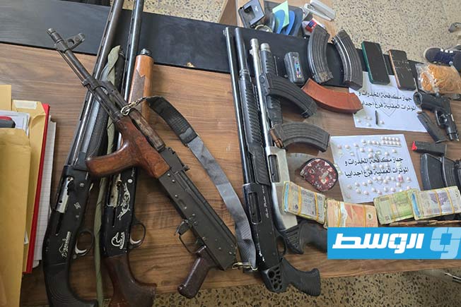 ضبط شخص بحوزته أسلحة وذخائر وأقراص مخدرة في أجدابيا