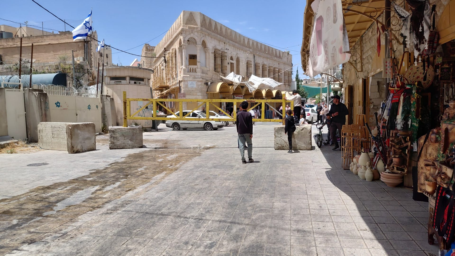 بوابة حديدية وبرج عسكري إضافيان لإطباق خنق البلدة القديمة بالخليل