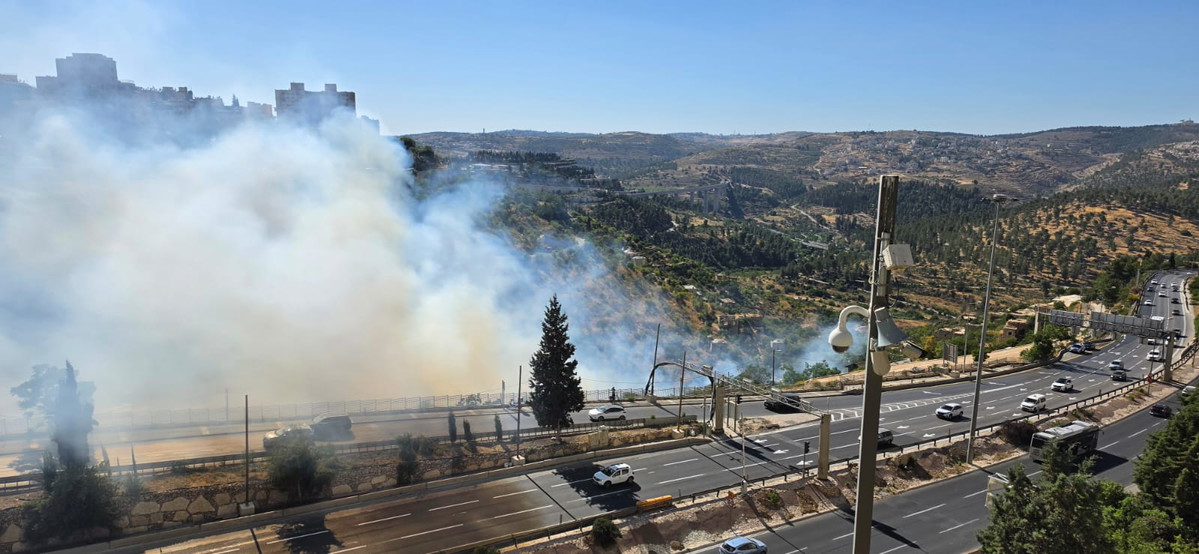 القدس: اندلاع حريق واسع قرب شارع 1 وطواقم الإطفاء تهرع للمكان