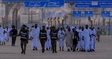 وسط التكبير والتسبيح.. حجاج بيت الله الحرام يتوافدون إلى مشعر منى لقضاء يوم التروية.. منظومة متكاملة لخدمة الحجاج بـ"منى".. أضخم مدينة ذكية مؤقتة لخدمة ضيوف الرحمن.. 7700كادر طبى و11 طائرة إسعاف للحال
