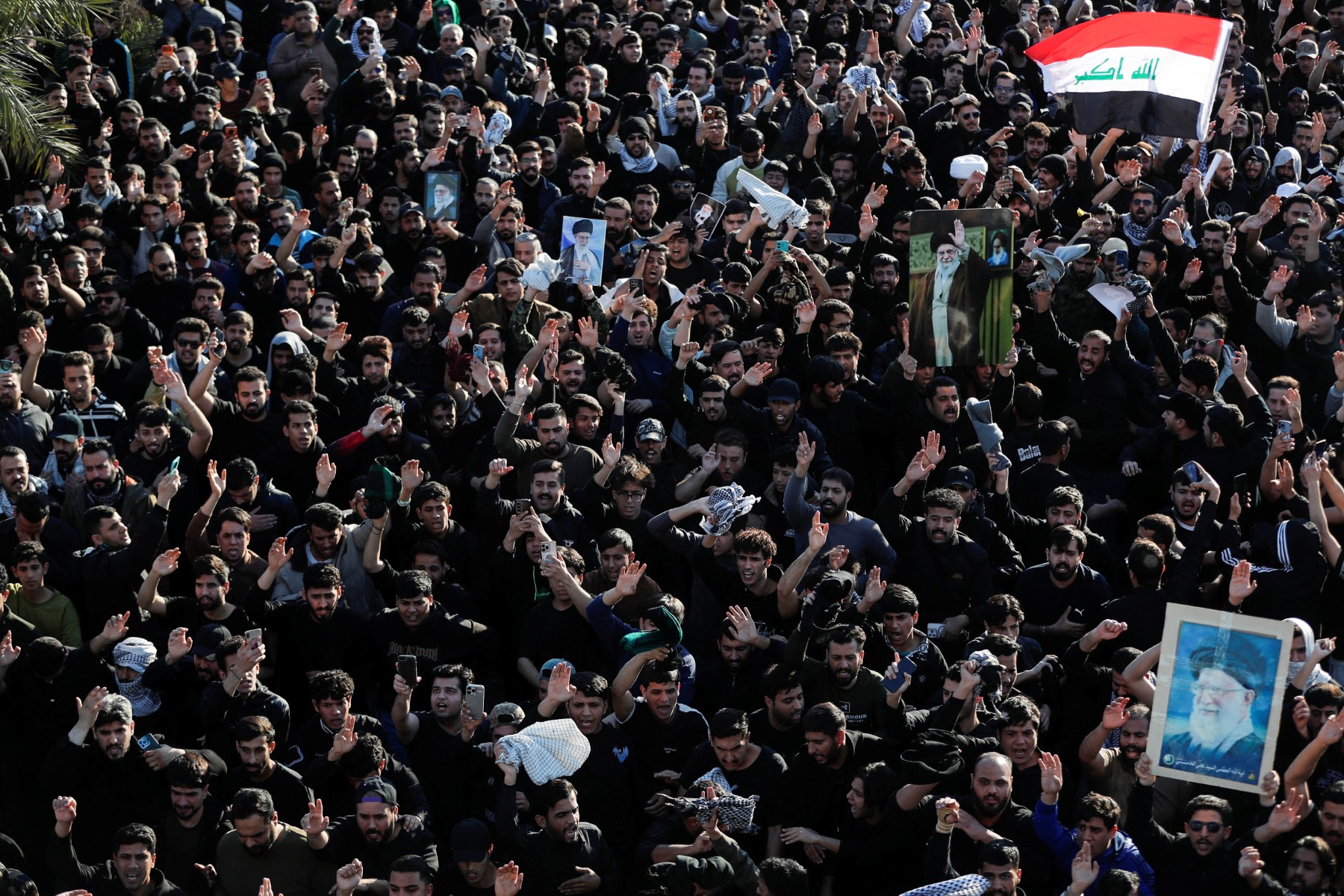 عراقيون يتظاهرون دعماً للنظام الإيراني… وقتلى بمواجهات أمام المنطقة الخضراء