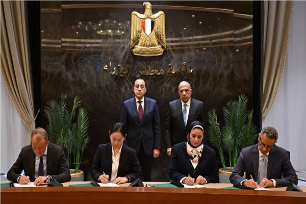رئيس الوزراء يشهد مراسم توقيع حزمة من اتفاقيات شراء الطاقة المتجددة