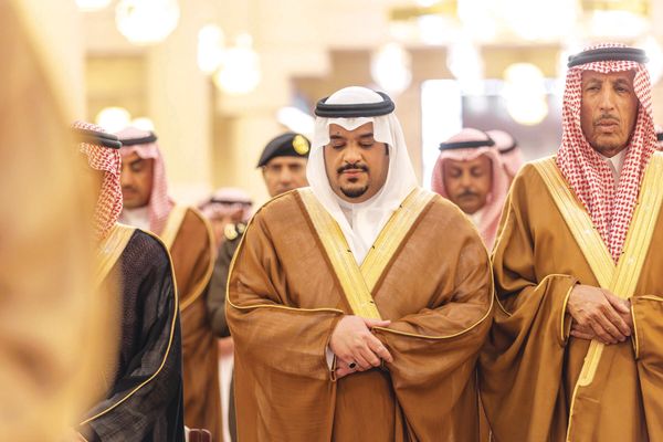 نائب أمير الرياض يؤدي صلاة الميت على فوزية بنت سعود بن ثنيان