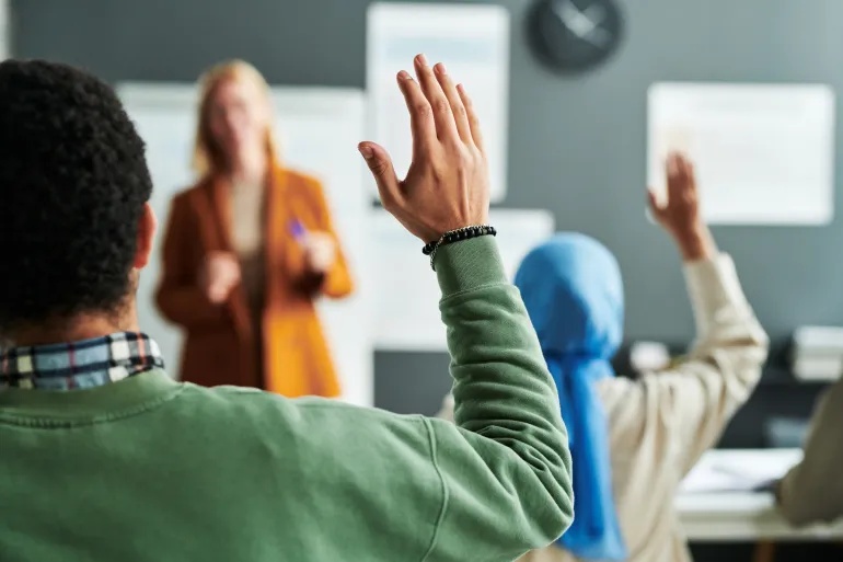 مفاجأة في أوروبا.. المهاجرون في هذه الدول ” أكثر تعليماً ” من مواطنيها