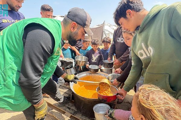 المملكة توزّع 24.800 وجبة غذائية ساخنة في قطاع غزة