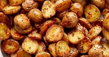 سحور 18 رمضان.. طريقة عمل بطاطس مشوية بالجبنة والزعتر