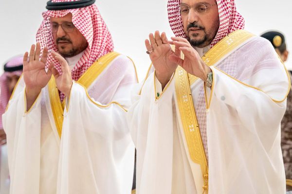 أمير القصيم ونائبه يؤديان صلاة عيد الأضحى مع جموع المصلين