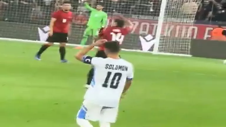 لاعب إسرائيلي يثير الجدل.. وجماهير ألبانيا ترد بالأحذية والقمامات