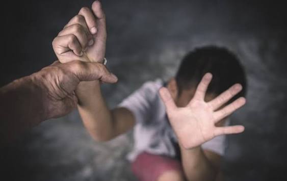 قضية الطفل المعنف في بن أحمد.. “ما تقيش ولدي” تشيد بـ”الحزم والتدخل السريع” للنيابة العامة والأجهزة الأمنية