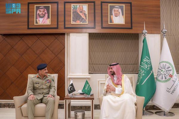 وزير الدفاع يلتقي قائد قوات الدفاع قائد الجيش الباكستاني