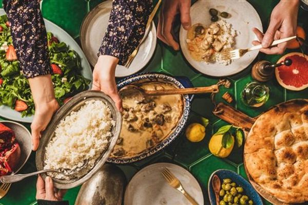 كيف تتجنب التخمة في عيد الفطر؟.. نصائح غذائية مهمة بعد شهر الصيام