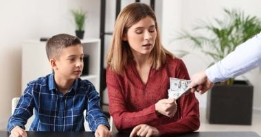 القانون يلتزم الأب بنفقة أولاده وتوفير مسكن بما يكفل العيش بمستوى لائق بأمثالهم