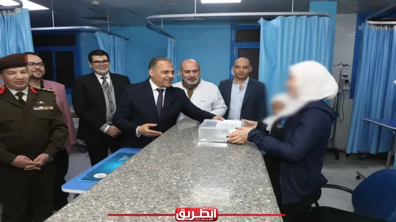 محافظ الشرقية يزور مرضى مستشفيي المبرة والزقازيق العام لتهنئتهم بعيد الفطر
