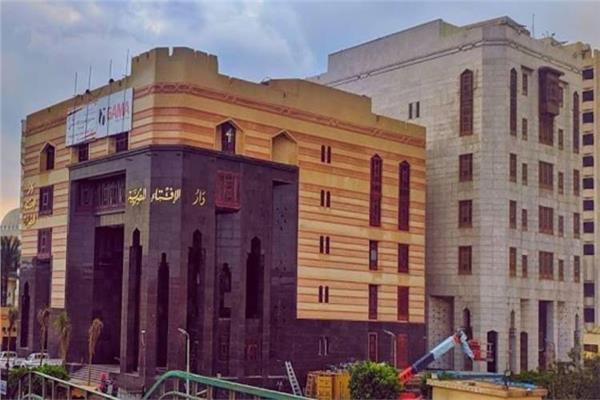 «الإفتاء» توضح حكم زيارة قبر الوالدين وقراءة القرآن لهما