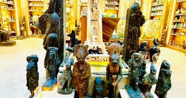 متاحف فرعونية بديعة بأيادى مصرية تغزو قلوب السياح من حول العالم بالأقصر.. ورش ومحلات بيع التحف والألباستر تجذب الأفواج الأجنبية لشراء الهدايا قبل مغادرة مصر.. وصانعى التحف يبهرون ضيوفهم