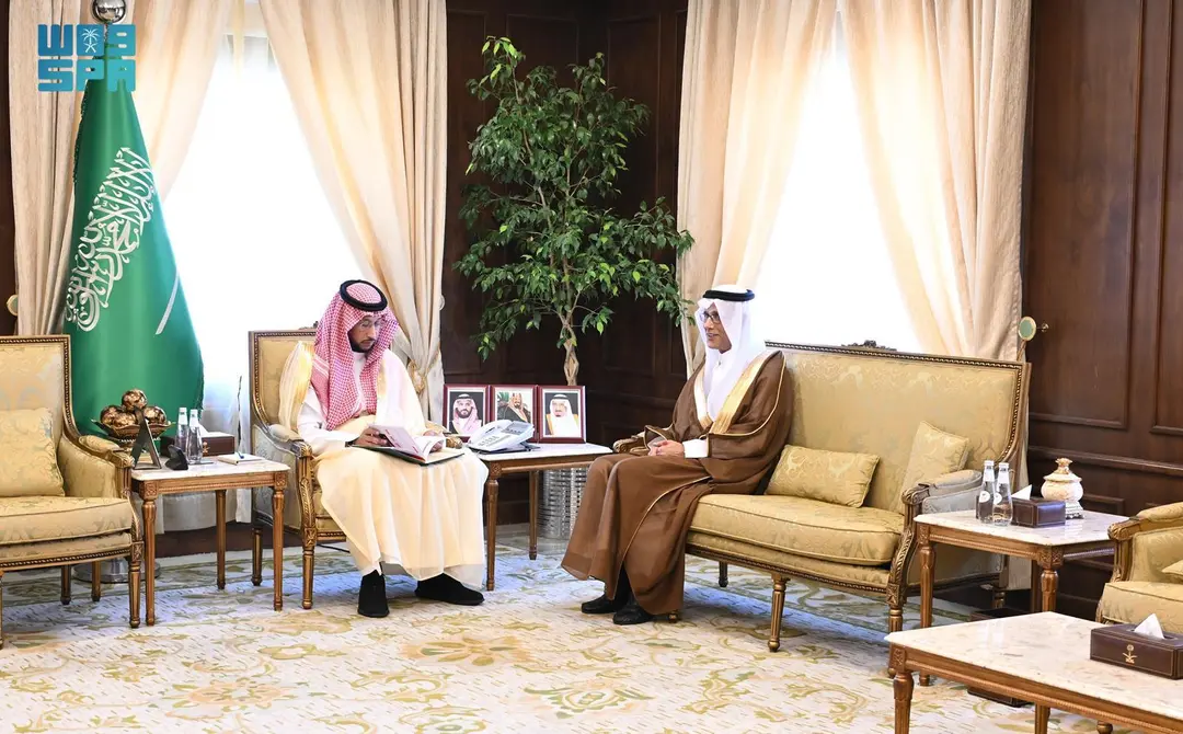 نائب أمير عسير يطّلع على برامج جمعية الثقافة والفنون بأبها