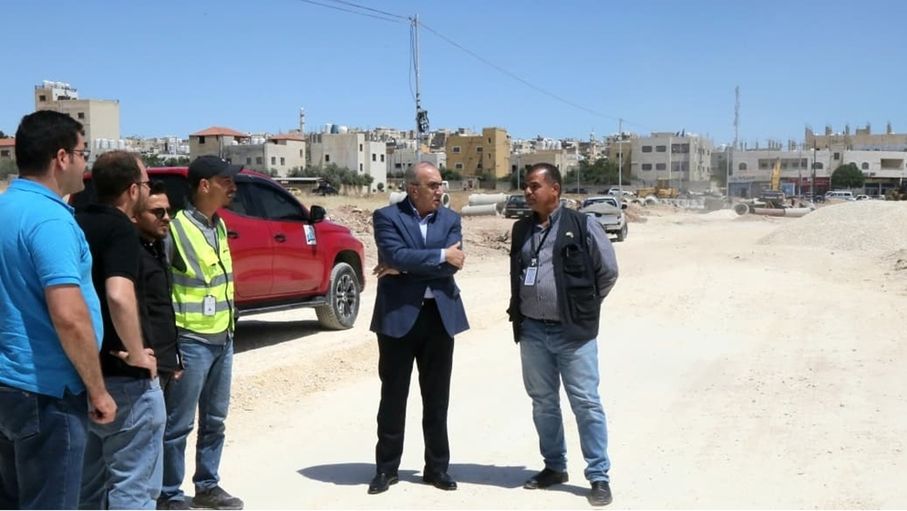 وزير الأشغال يتفقد مشروع إعادة إنشاء وتوسعة جزء من الطريق الملوكي في مادبا