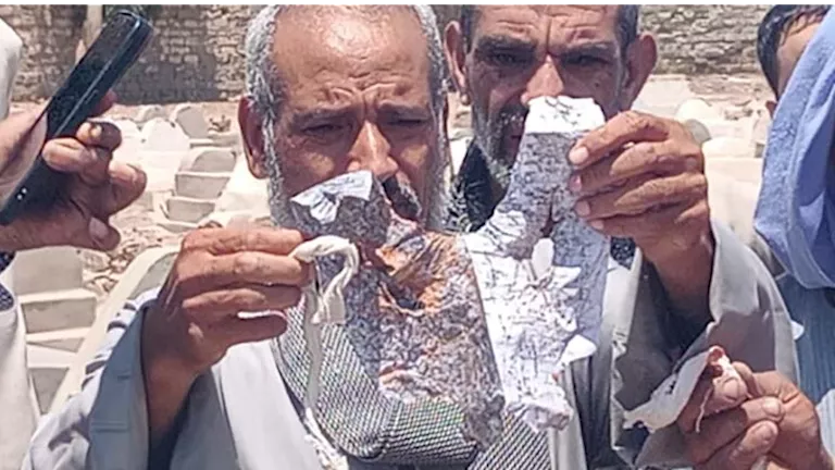 لفافة غامضة داخل مقابر أسيوط تثير الجدل