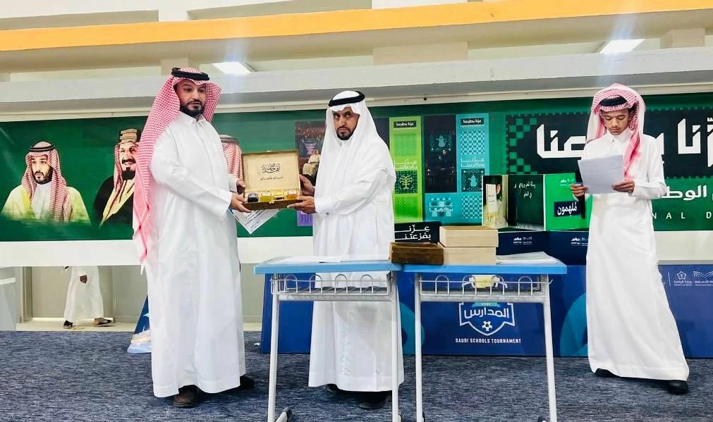 وكيل متوسطة سعد بن أبي وقاص بظهران الجنوب يكرّم الطلاب والمعلمين