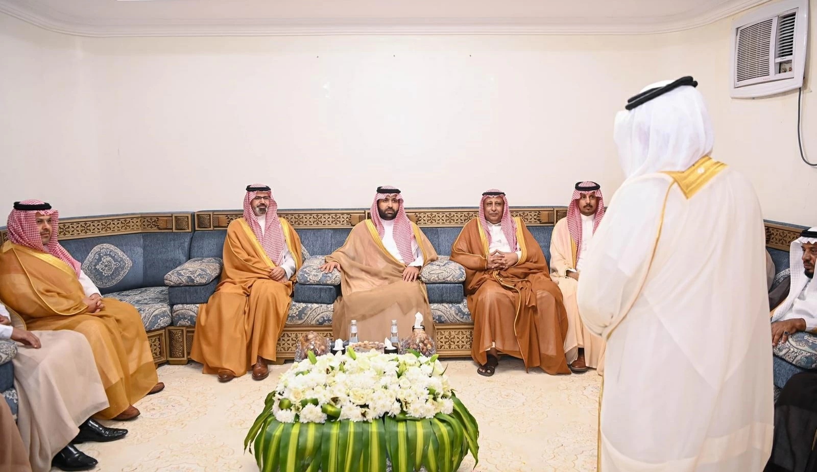 أمير جازان يزور شيخ شمل الملحاء والمخلاف بمحافظة صبيا