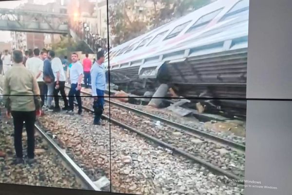 محافظ اسوان يتابع حادث إنقلاب عربة بقطار أسوان–القاهرة الروسى وجهود إعادة الحركة لطبيعتها