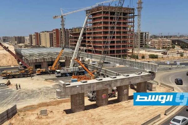 استمرار تركيب كمرات طولية بجسر تقاطع طريق «المطار