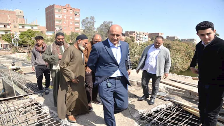 متابعة أعمال تطوير كوبري الحواتكة بمنفلوط