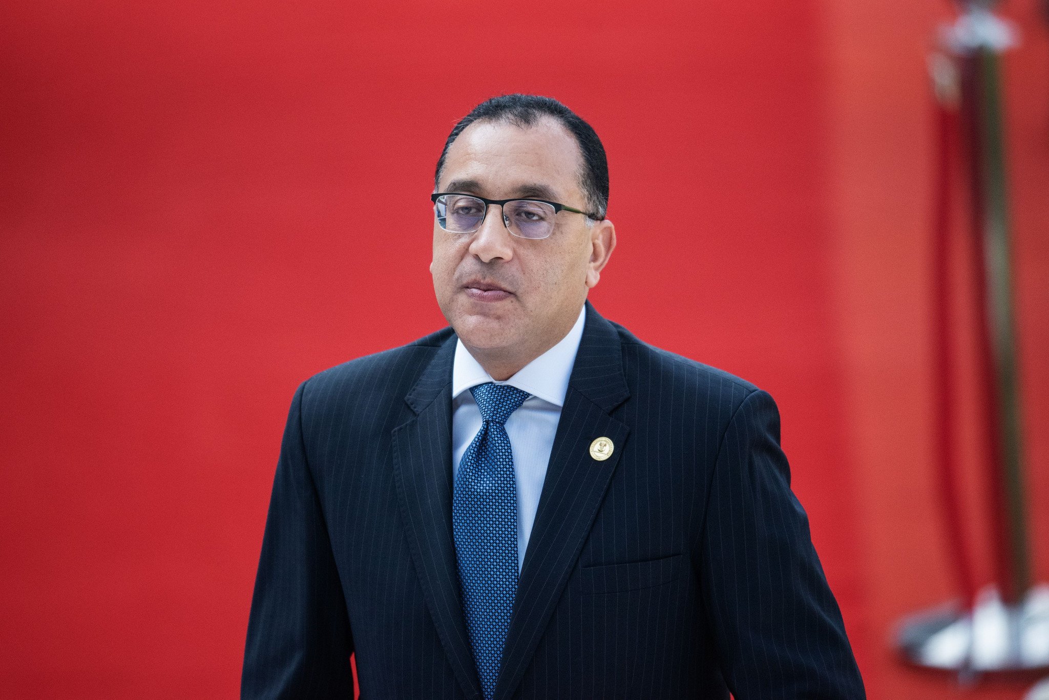 الحكومة توقف العمل بقرار الغلق المبكر للمقاهي والمحال