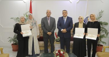محافظ قنا يكرم الطلاب الحاصلين على المركز الأول بمسابقة كوديفر
