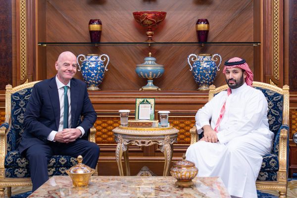 ولي العهد يلتقي رئيس الاتحاد الدولي لكرة القدم