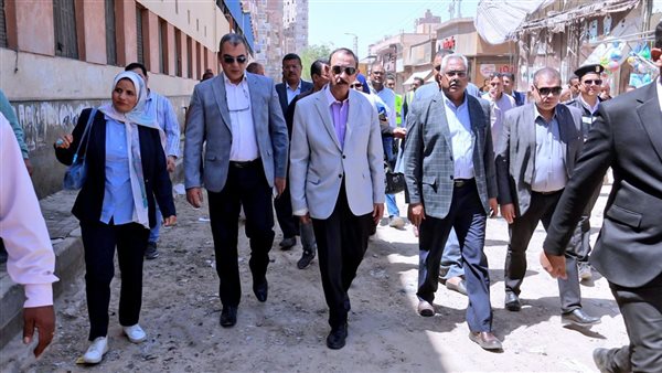محافظ سوهاج يرفض مغادرة قرية بيت علام قبل التأكد من سلامة مياه الشرب (فيديو)