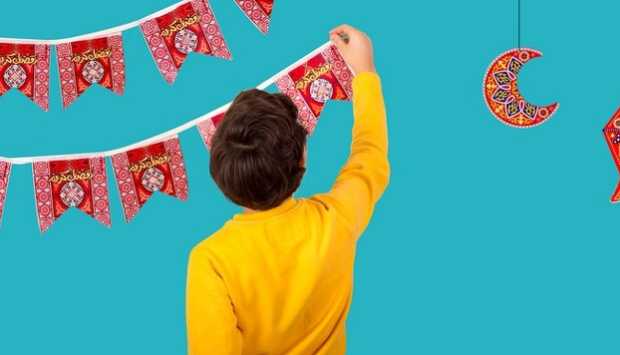 «هاتوا الفوانيس يا ولاد».. تعليق زينة رمضان عادة مصرية أصيلة (صور)