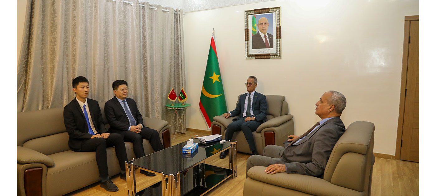 وزير الصيد يستقل السفير الصيني