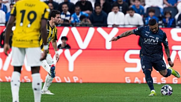 الاتحاد بـ10 لاعبين يخطف تعادلًا مثيرًا من الهلال ويُربك حسابات الصدارة