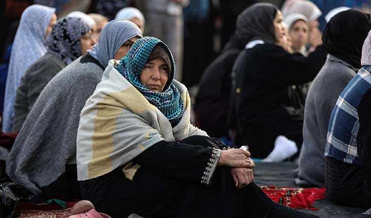شهادات نساء فلسطينيات من حرب الإبادة عن حبّ فتيات غزّة لأمهاتهن في مواجهة السرطان