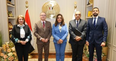 وزيرة التنمية المحلية تبحث مع سفير التشيك التعاون فى مجالات النقل الحضرى