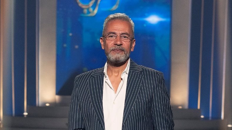 بعد سقوط أمريكا برباعية.. صبري فواز ساخرًا من ترامب: مافيش قدام أبو حنان غير الطعن