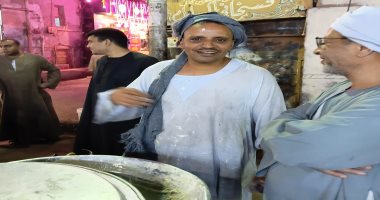 أشهر بائع زلابية فى كوم أمبو بأسوان.. يعمل فى رمضان فقط