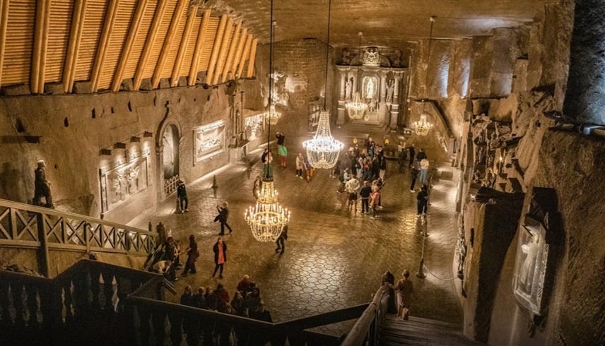 أغرب وجهة سياحية في أوروبا.. مملكة ملحية تحت الأرض تجذب 9 آلاف زائر يومياً
