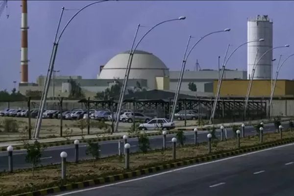إعلام إيراني: قذيفة تصيب محطة بوشهر النووية